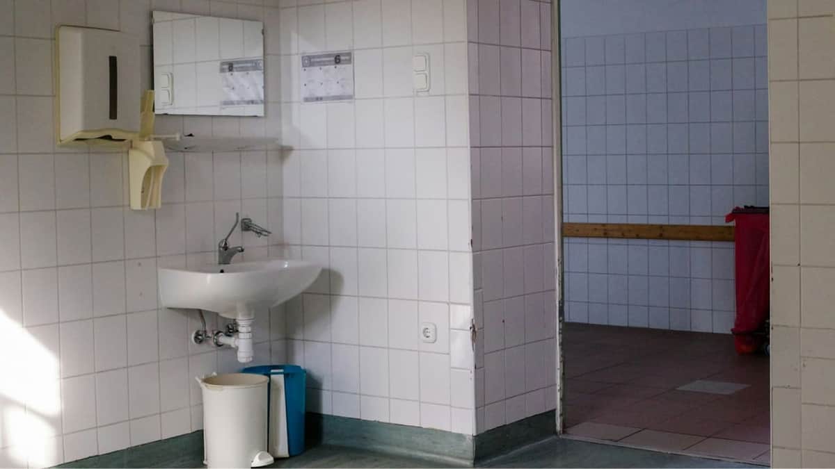 Acusan a maestro de colocar una cámara oculta en baños de niñas de una escuela en Nayarit