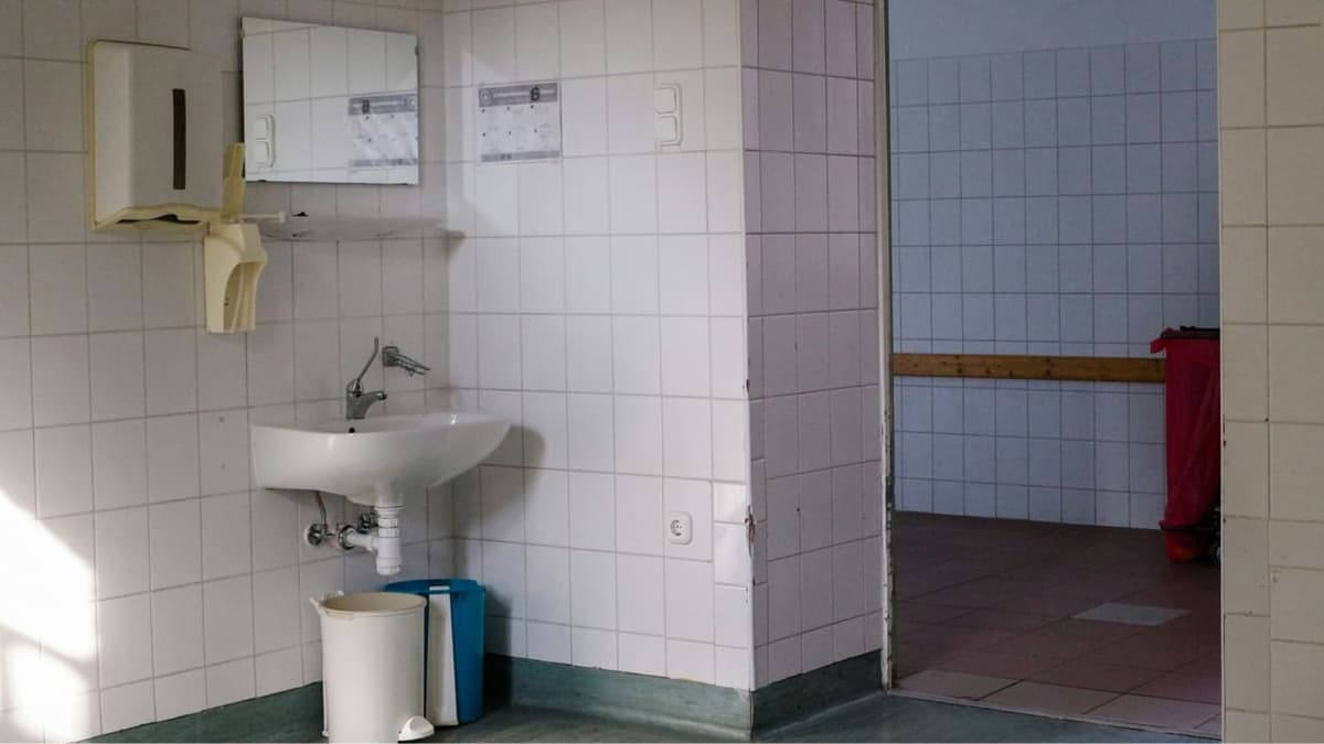 Acusan a maestro de colocar una cámara oculta en baños de niñas de una escuela en Nayarit