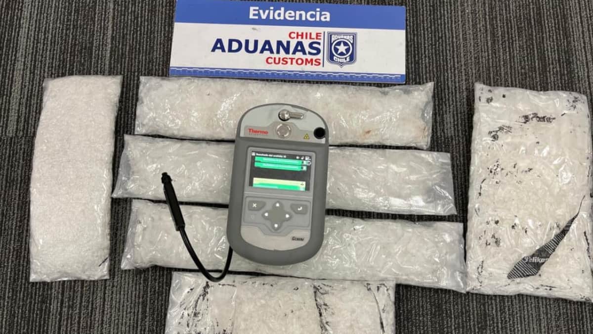 Detienen a sujeto de Inglaterra en aeropuerto de Chile; viajaba con droga desde Cancún