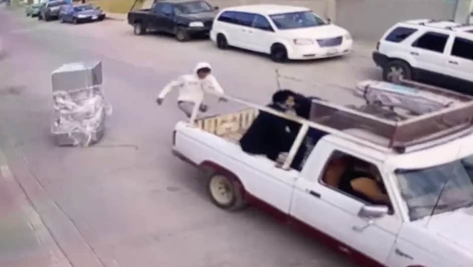 Video: Hallan cadáver dentro de un refrigerador en las calles de Tijuana, Baja California