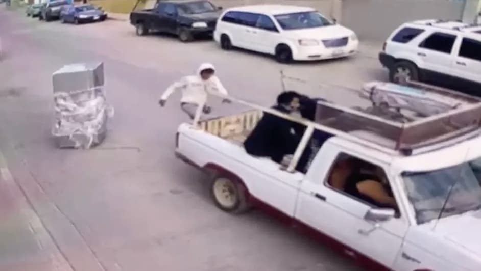 Video: Hallan cadáver dentro de un refrigerador en las calles de Tijuana, Baja California