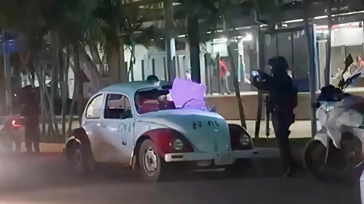 Hallan cinco cuerpos descuartizados dentro de un taxi en Acapulco, Guerrero