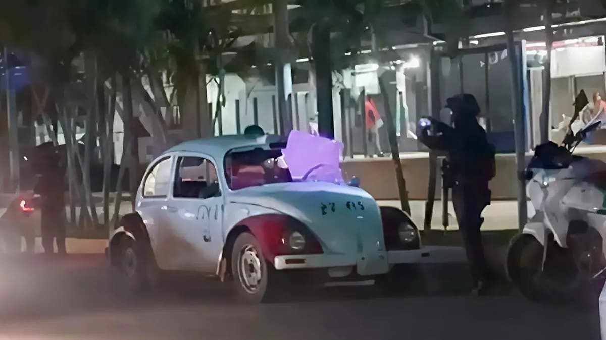 Hallan cinco cuerpos descuartizados dentro de un taxi en Acapulco, Guerrero