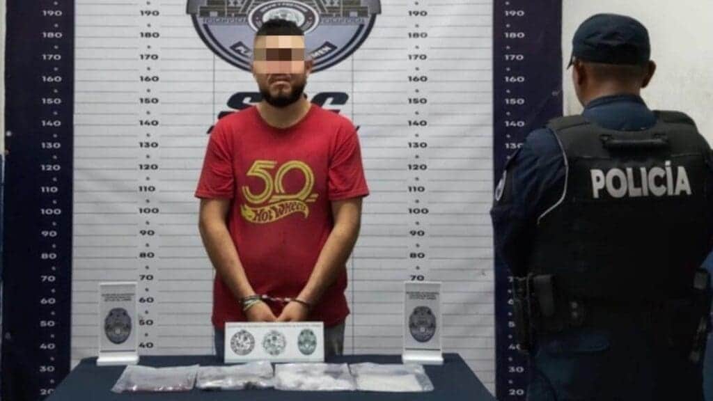 Policía de Playa del Carmen detiene a un hombre con diversas bolsitas de droga en In House