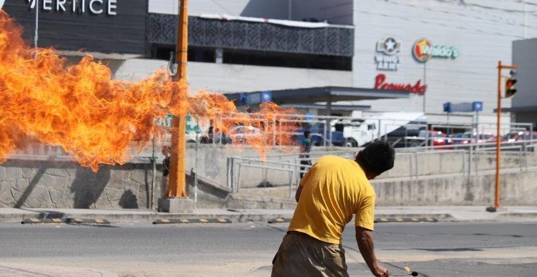 Video: Tragafuegos se incendia por accidente mientras realizaba su acto en Tehuacán, Puebla