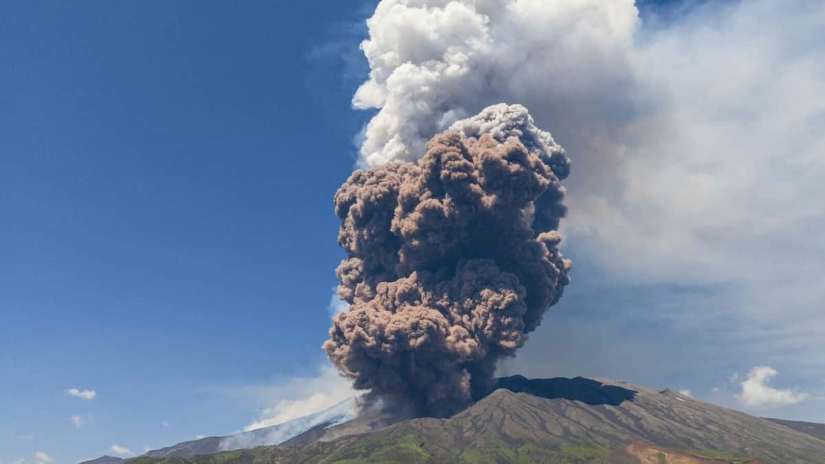 Video: Volcán Etna registra potente erupción; turistas huyen para salvar sus vidas en Italia