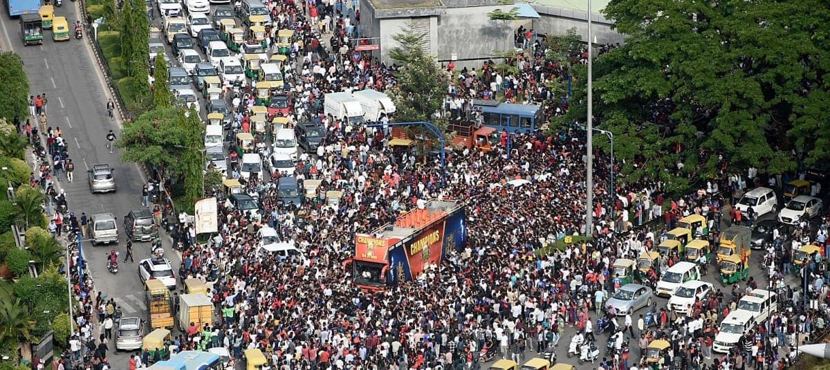 Mueren al menos 11 personas y decenas quedan heridas tras estampida en un estadio en India