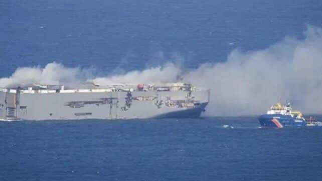Se incendia barco que transportaba tres mil autos eléctricos de China a México