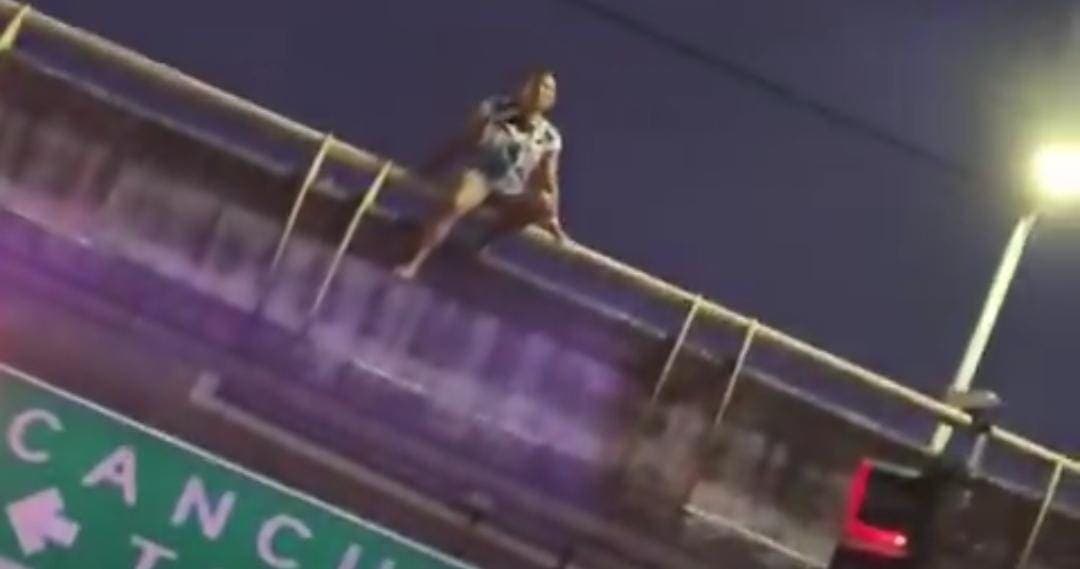 Rescatan a mujer que amenazaba con lanzarse de un puente en Playa del Carmen