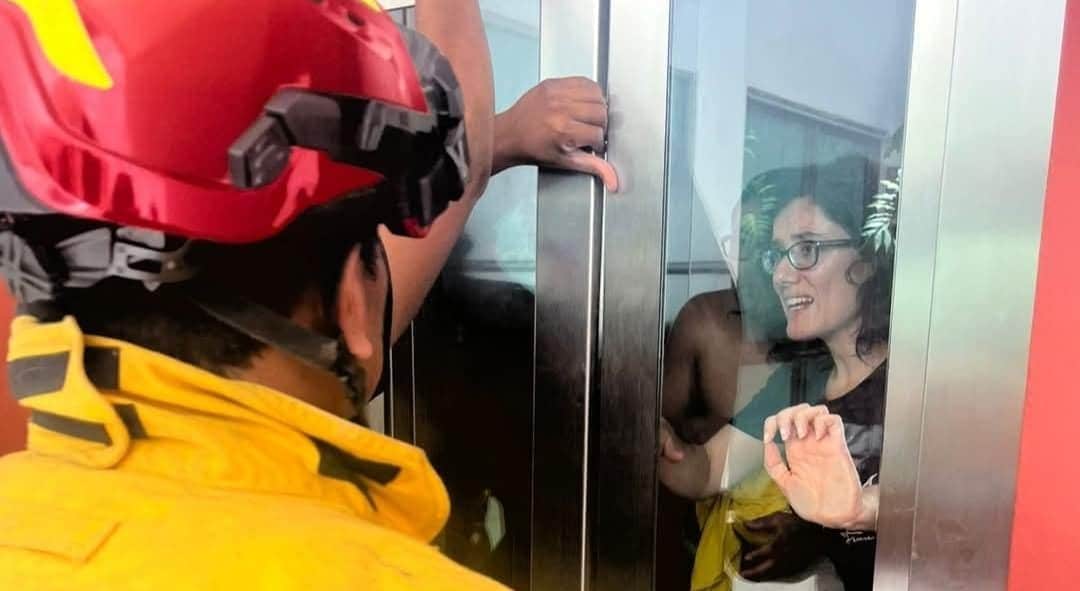 Video: Salvan a dos personas que quedaron atrapadas en un elevador en Playa del Carmen