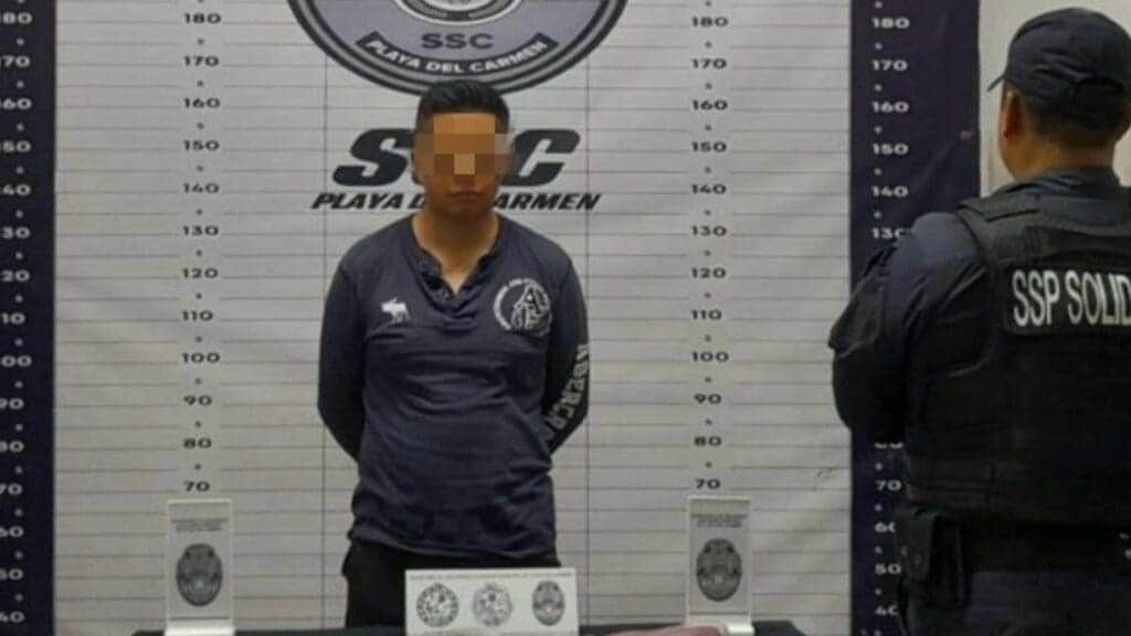 Detienen a hombre con envoltorios de posible narcótico en fraccionamiento Porto Alto en Playa del Carmen