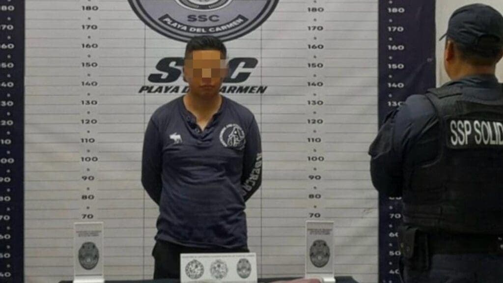 Detienen a hombre con envoltorios de posible narcótico en fraccionamiento Porto Alto en Playa del Carmen