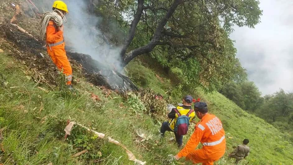 Video: Mueren siete personas tras estrellarse helicóptero en India