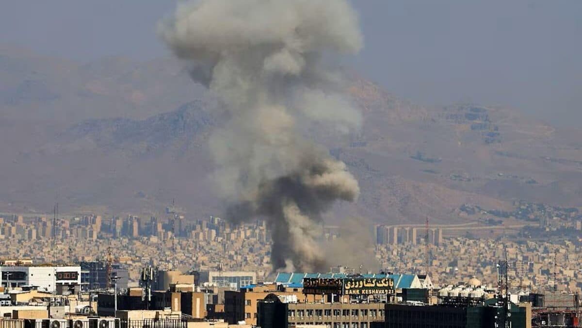 Video: Israel bombardea la televisión estatal de Irán mientras presentadora transmitía en vivo