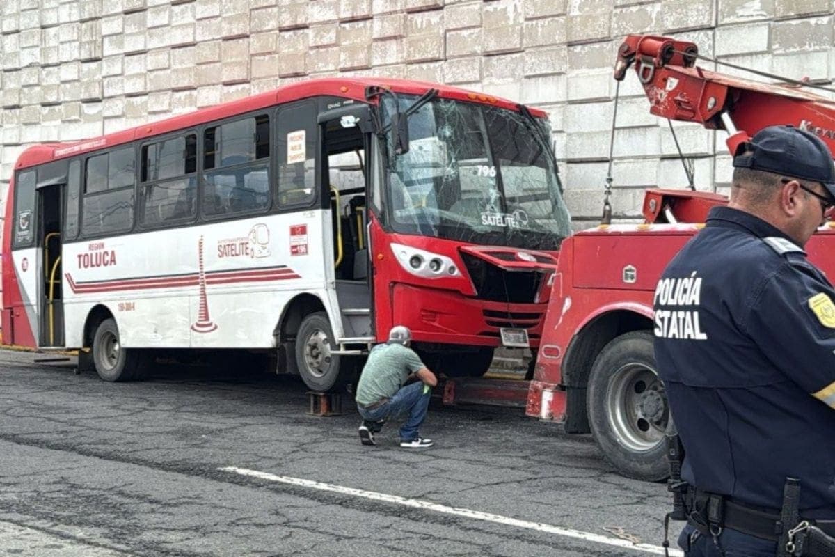 Choque de autobús de pasajeros deja 30 lesionados en carretera de Toluca, Edomex