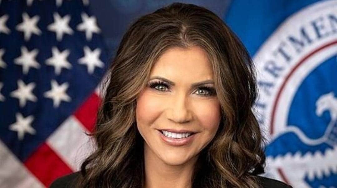 Kristi Noem, funcionaria de Donald Trump que llama "basura" a migrantes fue llevada de emergencia al hospital