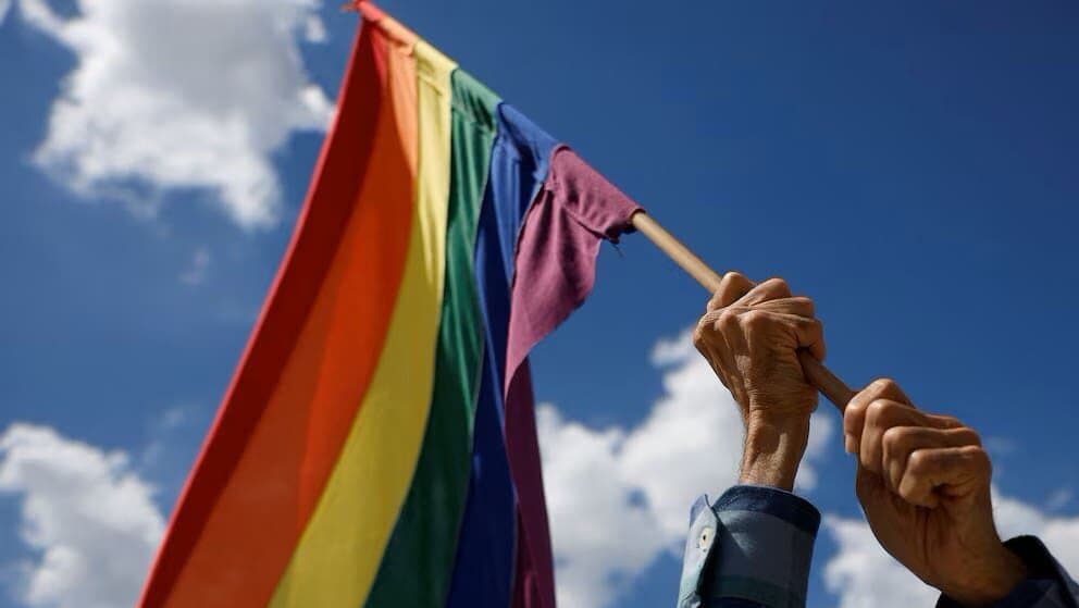 Apuñalan a joven integrante de la comunidad LGBTQ+ en taquería de Puebla