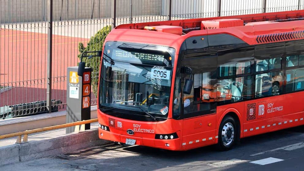 Muere hombre tras desvanecerse dentro de una unidad del Metrobús de la CDMX