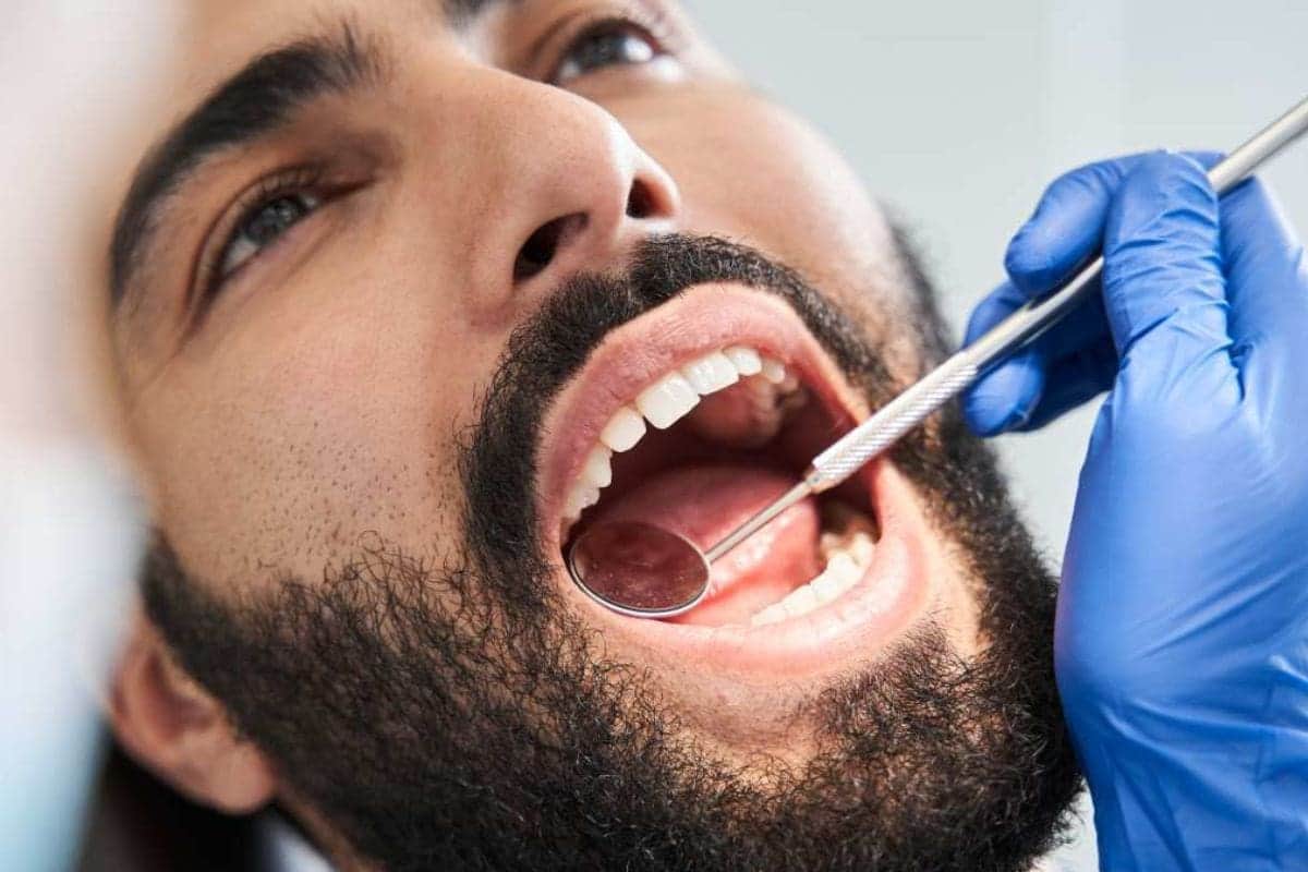 Acusan a hombre por fingir que era dentista en República Checa; aprendió tutoriales por internet