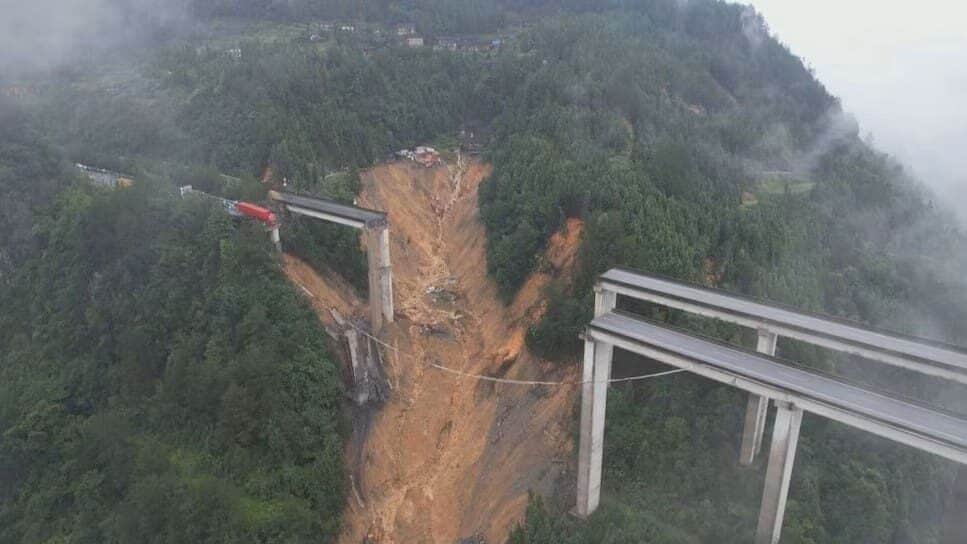Video: Camión queda colgando al vacío tras derrumbe de un puente en China