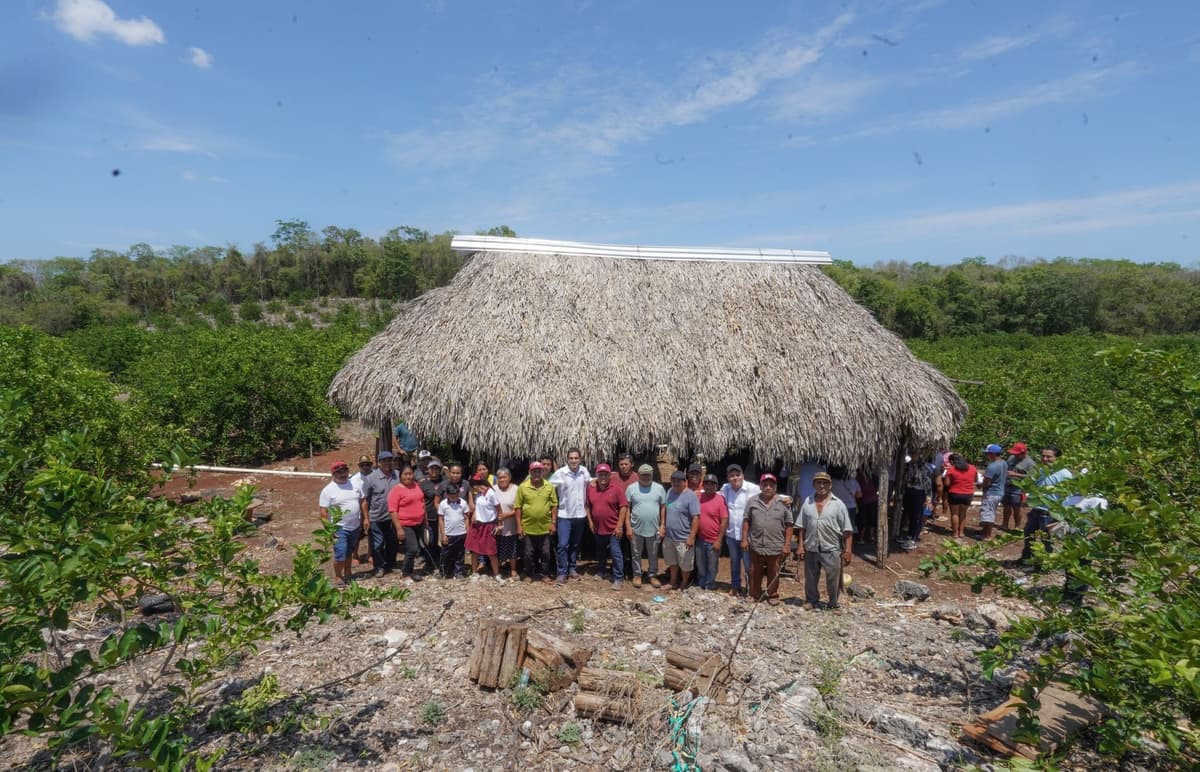Gino Segura escucha a productores agrícolas de La Candelaria