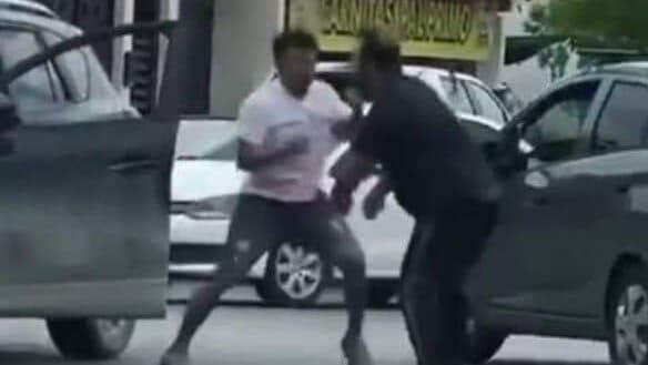 Video: Conductor y exboxeador "Chamaco" Ortíz protagonizan pelea callejera en Mérida, Yucatán