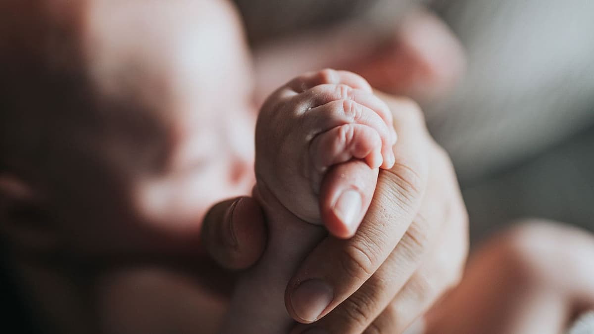 Video: Bebé recién nacida sobrevive varios días sola tras la muerte de su madre en Estados Unidos