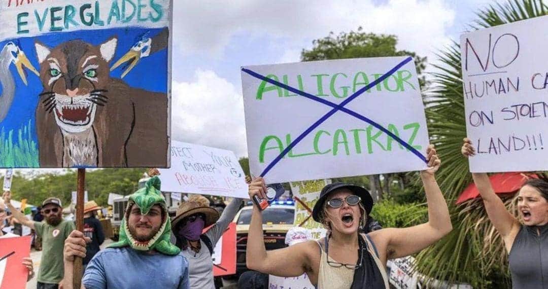 Protestan cientos de personas contra la cárcel migratoria 'Alligator Alcatraz' en Florida