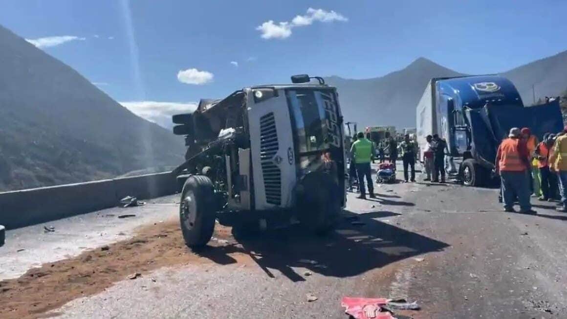 Video: Choque entre varios vehículos deja al menos tres muertos y 10 heridos en Arteaga, Coahuila