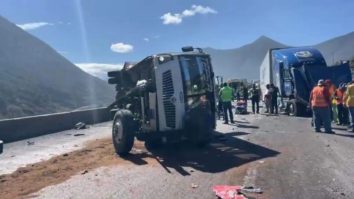 Video: Choque entre varios vehículos deja al menos tres muertos y 10 heridos en Arteaga, Coahuila