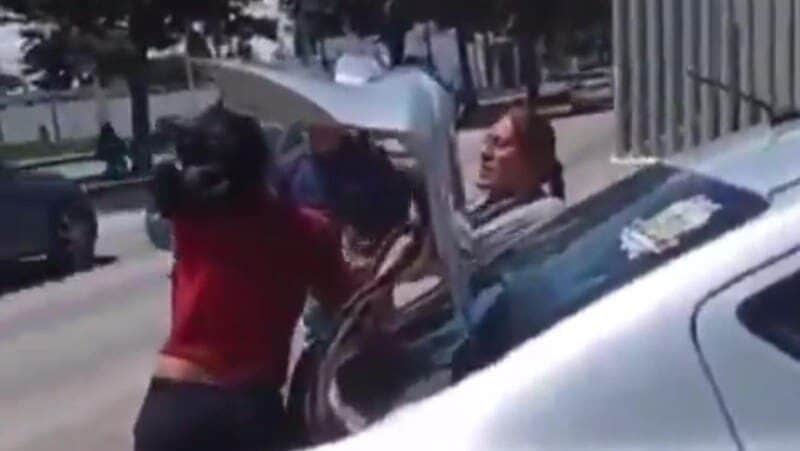 Video: Empleadas de funerarias se disputan clientes a golpes frente a Semefo en Puebla