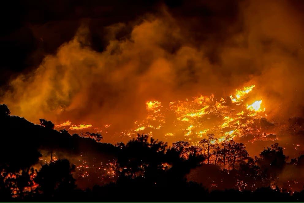 Video: Evacuan a más de cinco mil personas por un incendio en la isla de Creta, Grecia