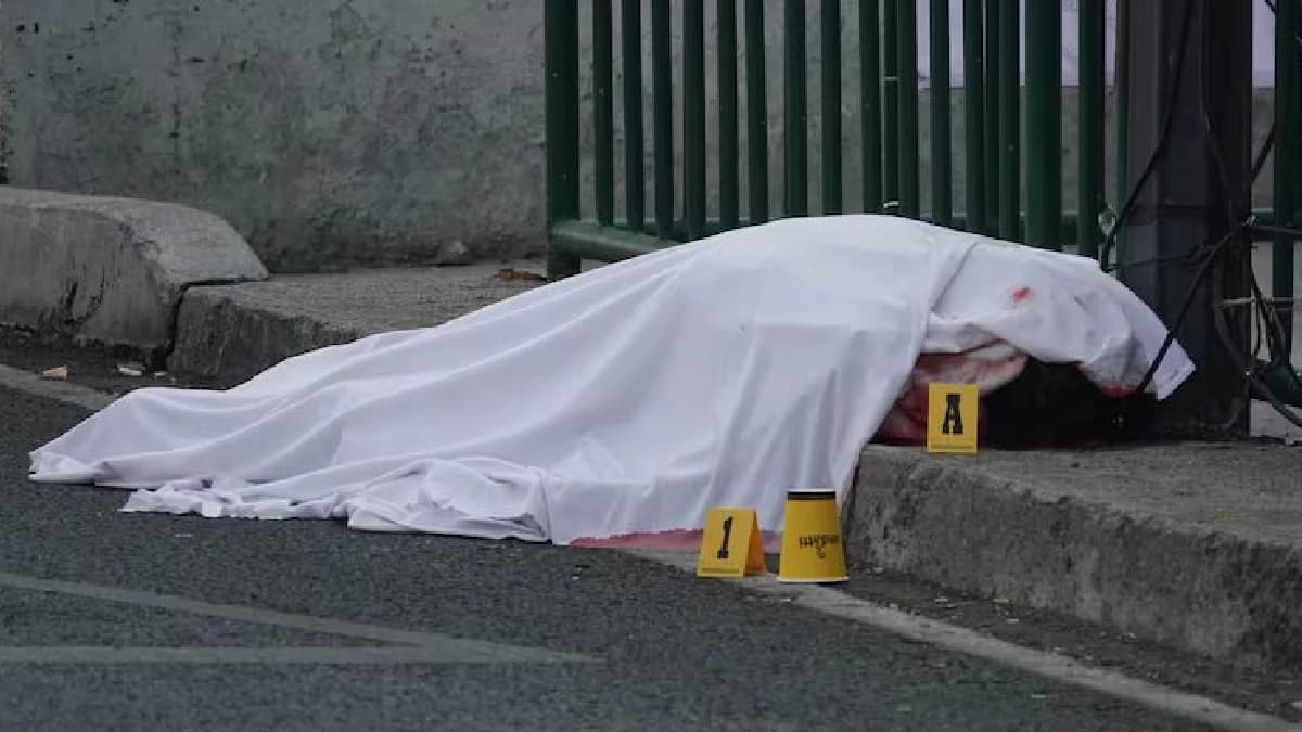 Descubren a hombre cargando el cadáver de una mujer en Iztapalapa, Cdmx