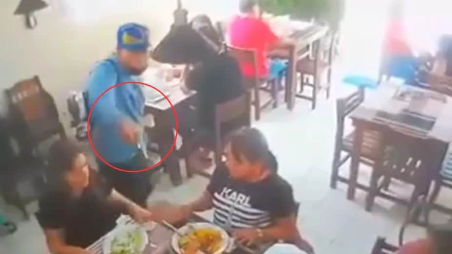 Video: Sujeto armado roba a clientes de un restaurante en Coacalco, Edomex