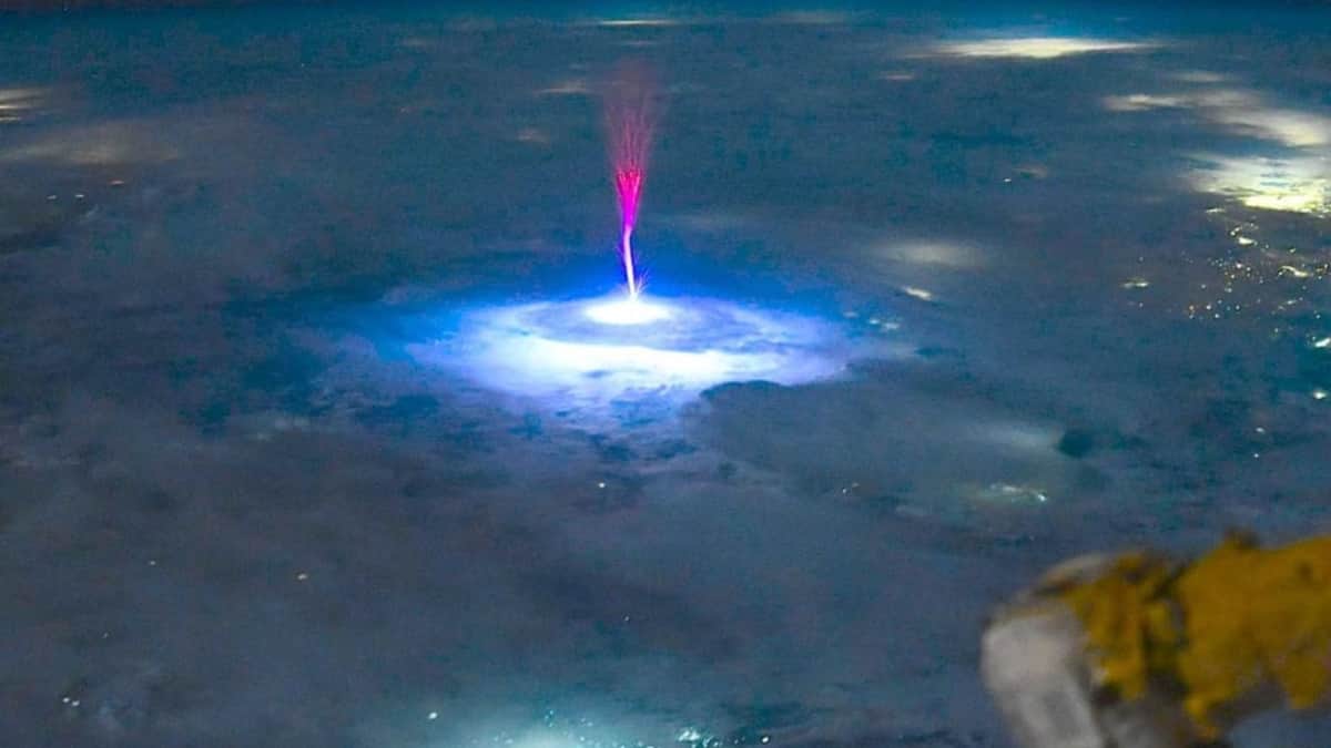 Astronauta capta extraña luz roja que emanó desde México e iluminó la atmósfera