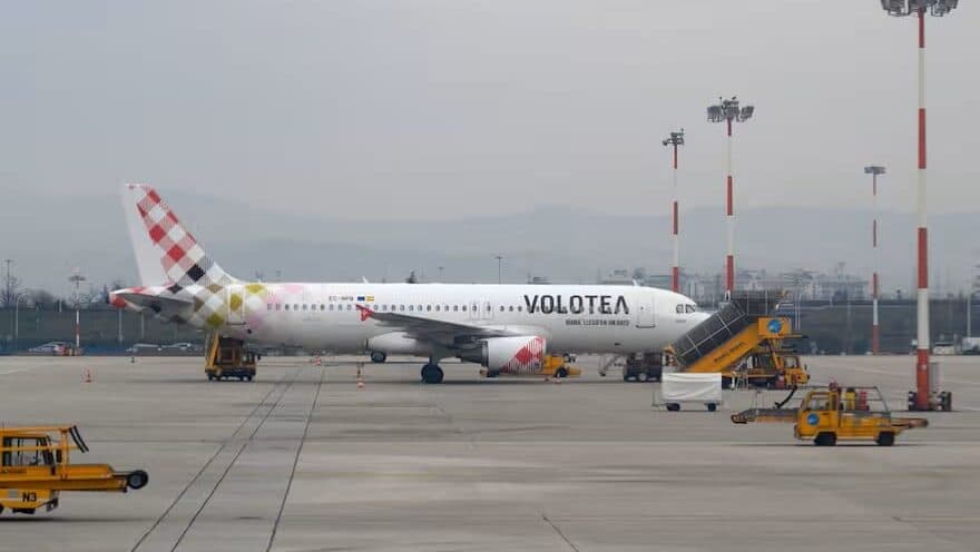 Muere un hombre succionado por la turbina del motor de un avión en aeropuerto de Italia