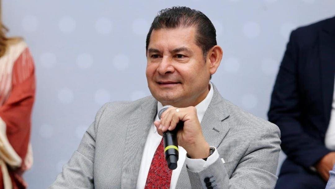 Video: Gobernador de Puebla le truena los dedos a secretaria de Turismo; dice que no es violencia de género