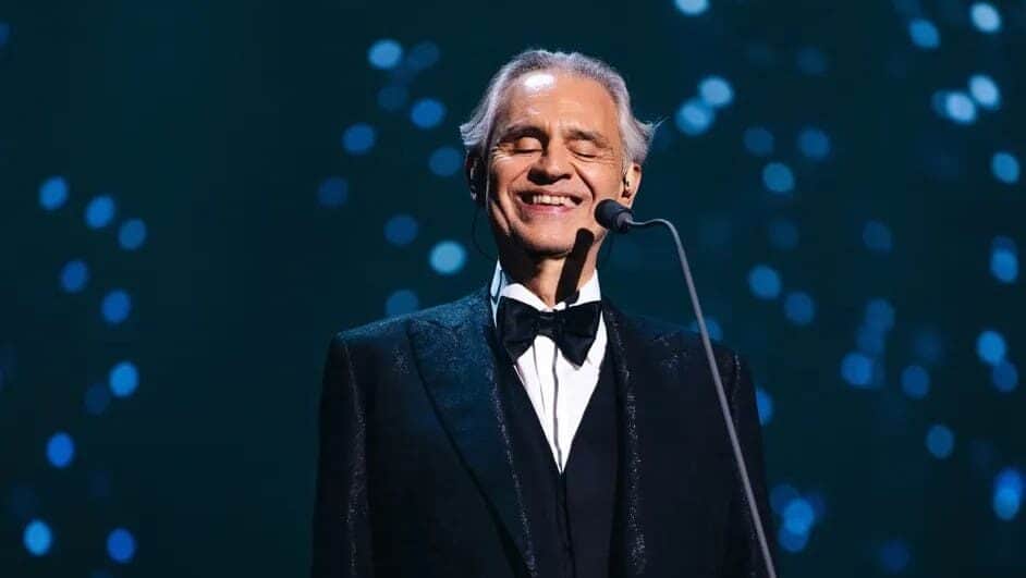 Video: Andrea Bocelli aparece de sorpresa en una misa cantando el "Ave María" en Italia