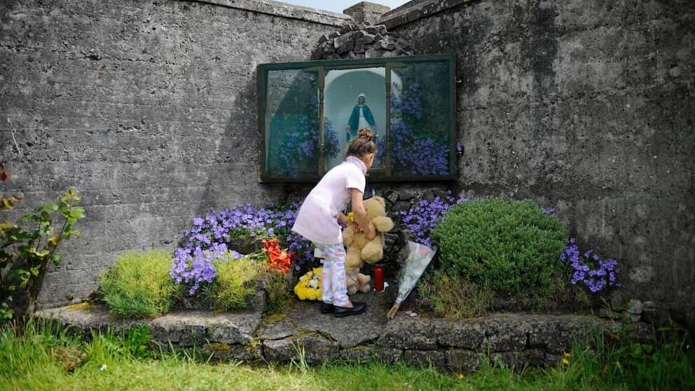 Descubren restos de casi 800 bebés enterrados en una fosa común en albergue religioso en Irlanda
