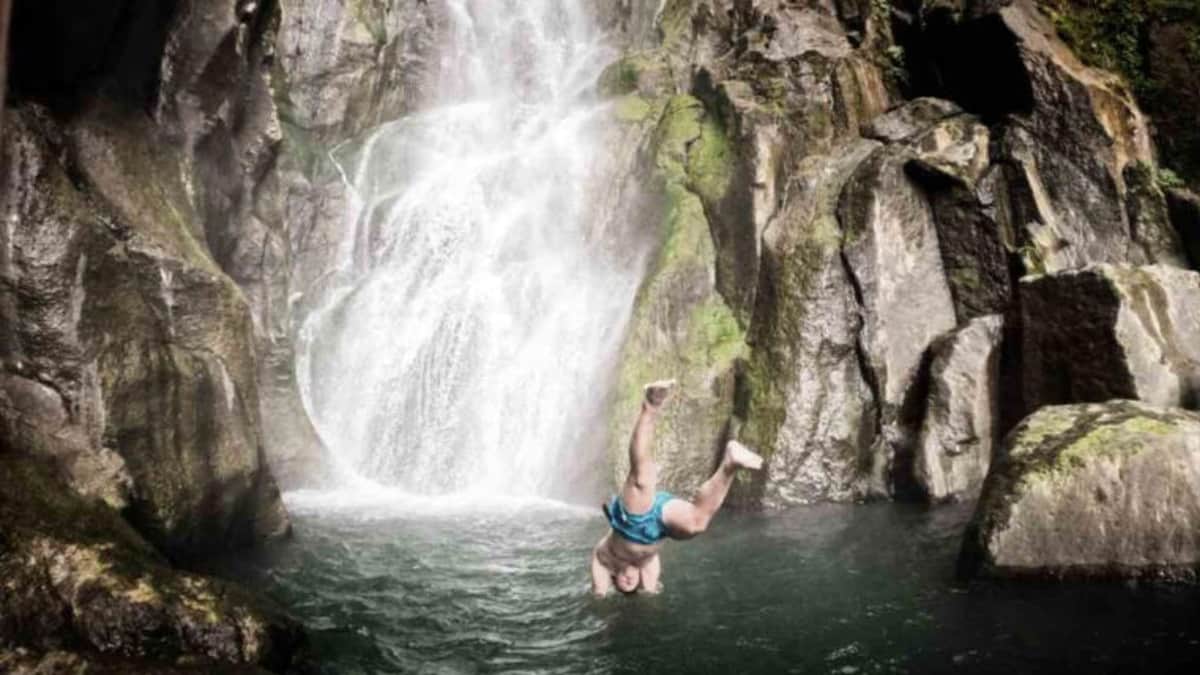 Video: Hombre muere tras tirarse un clavado de 28 metros en un lago de Rusia