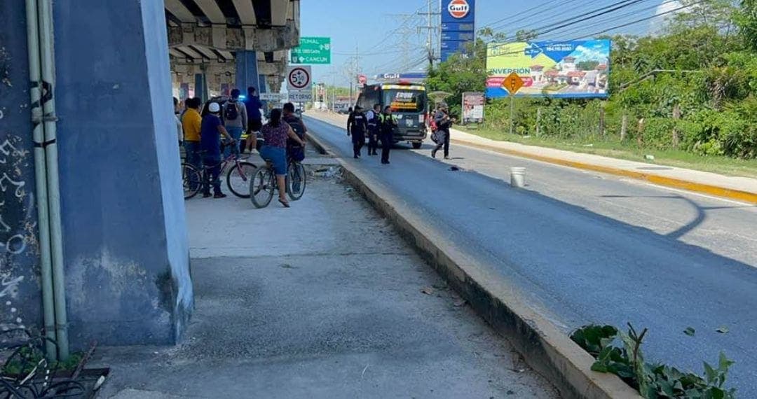 Hombre se lanza del puente de la carretera federal de Playa del Carmen; su estado se reporta como grave