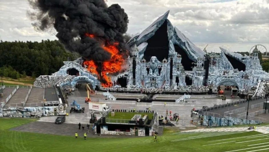 Video: Se incendia el escenario principal de Tomorrowland 2025 a días del festival en Bélgica