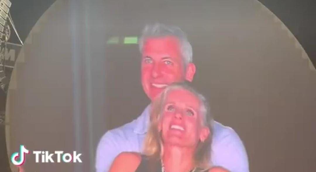 Video: Descubren a CEO que le era infiel a su esposa gracias a un concierto de Coldplay