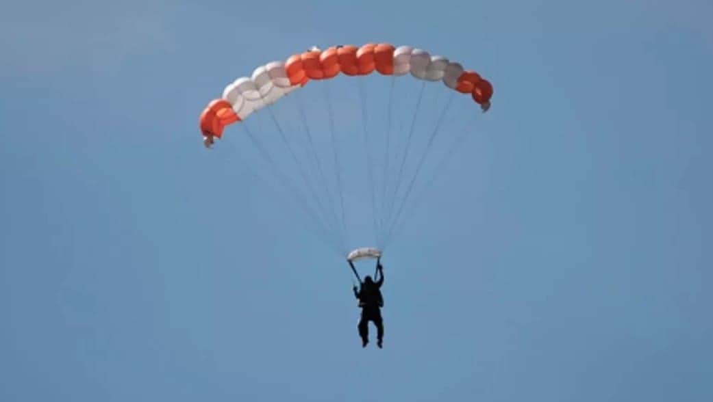 Video: Turista queda volando tras romperse el cable del parachute en Puerto Vallarta, Jalisco