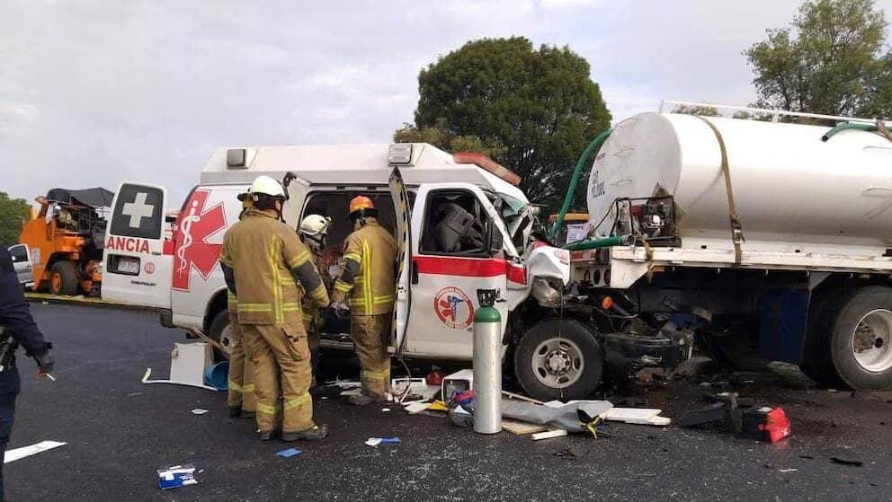 Mueren dos paramédicos y una paciente en choque de ambulancia contra pipa en Michoacán
