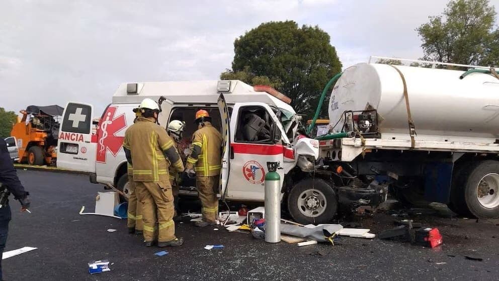 Mueren dos paramédicos y una paciente en choque de ambulancia contra pipa en Michoacán