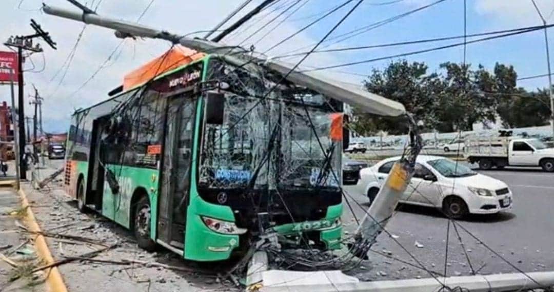 Hay 16 heridos tras el choque de un camión contra un poste de luz en Nuevo León