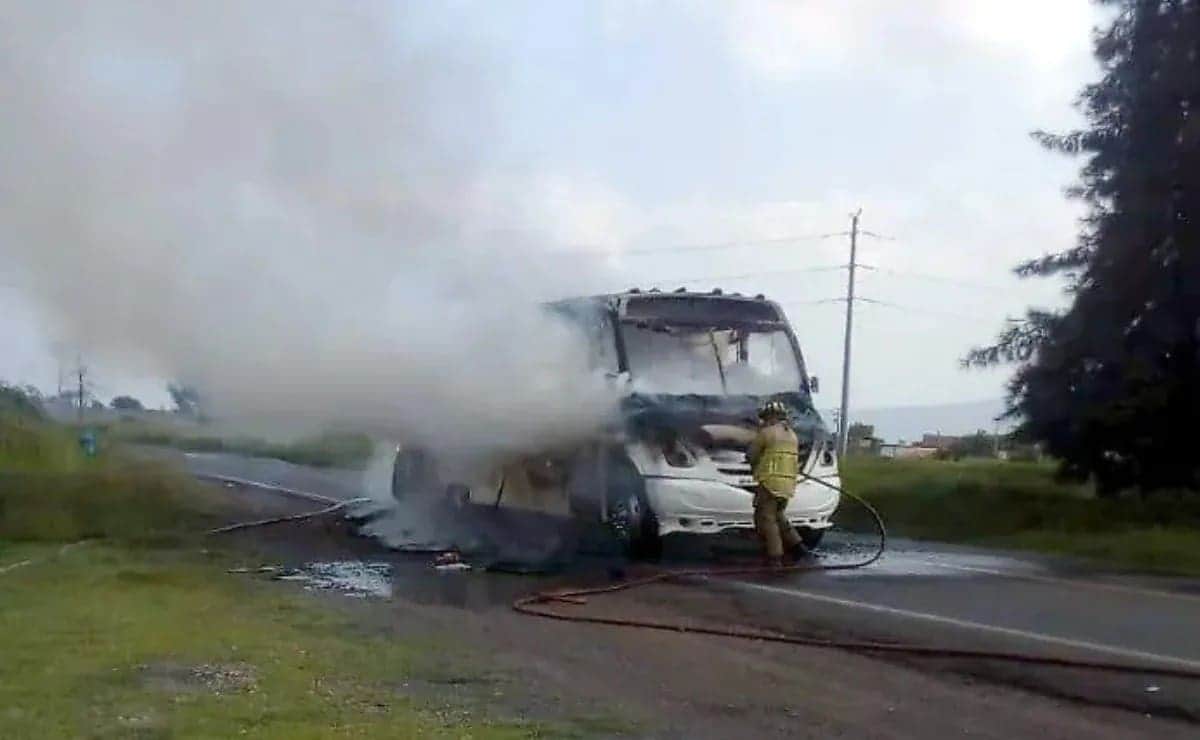 Video: Incendian sujetos armados autobús de pasajeros en Salamanca, Guanajuato