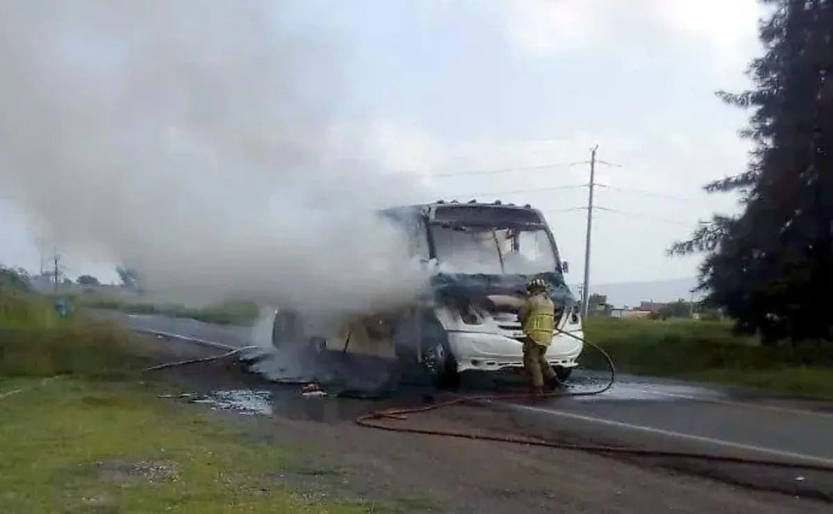 Video: Incendian sujetos armados autobús de pasajeros en Salamanca, Guanajuato