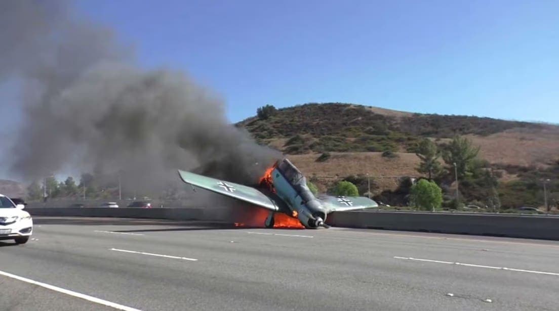 Video: Mueren dos personas y otras quedan lesionadas al estrellarse una avioneta en plena autopista en Italia